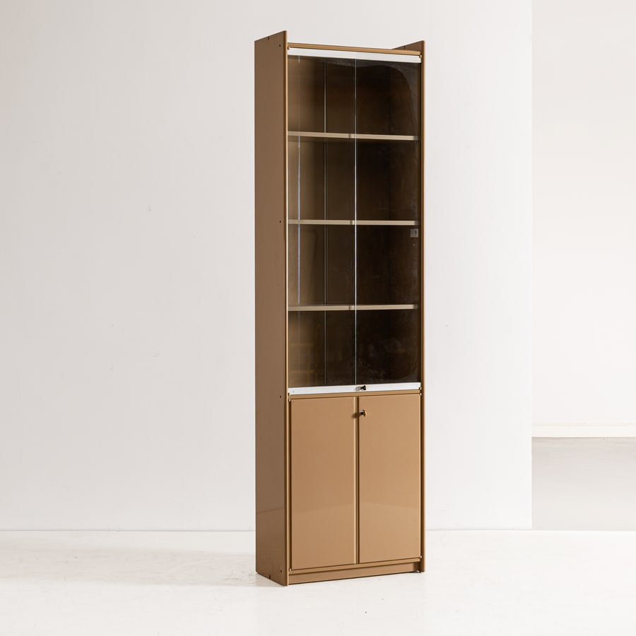 KAZUHIDE TAKAHAMA: Libreria mod. Olinto. Legno laccato, metallo, alluminio satinato, cristallo molato. Produzione B&B 1965. cm 233x67x33 A BOOK CASE BY K. TAKAHAMA Buone condizioni generali. Piccole righe, leggeri