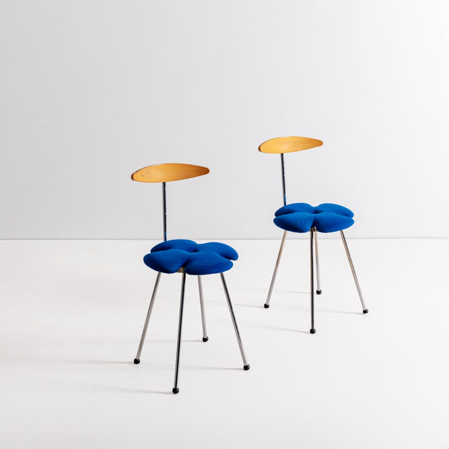 FZ: Coppia di sedie. Tessuto imbottito, metallo cromato, multistrato curvato impiallacciato in legno di ciliegio. Produzione FZ anni '70. cm 80x40x43 TWO CHAIRS BY FZ Buone condizioni generali. Piccole