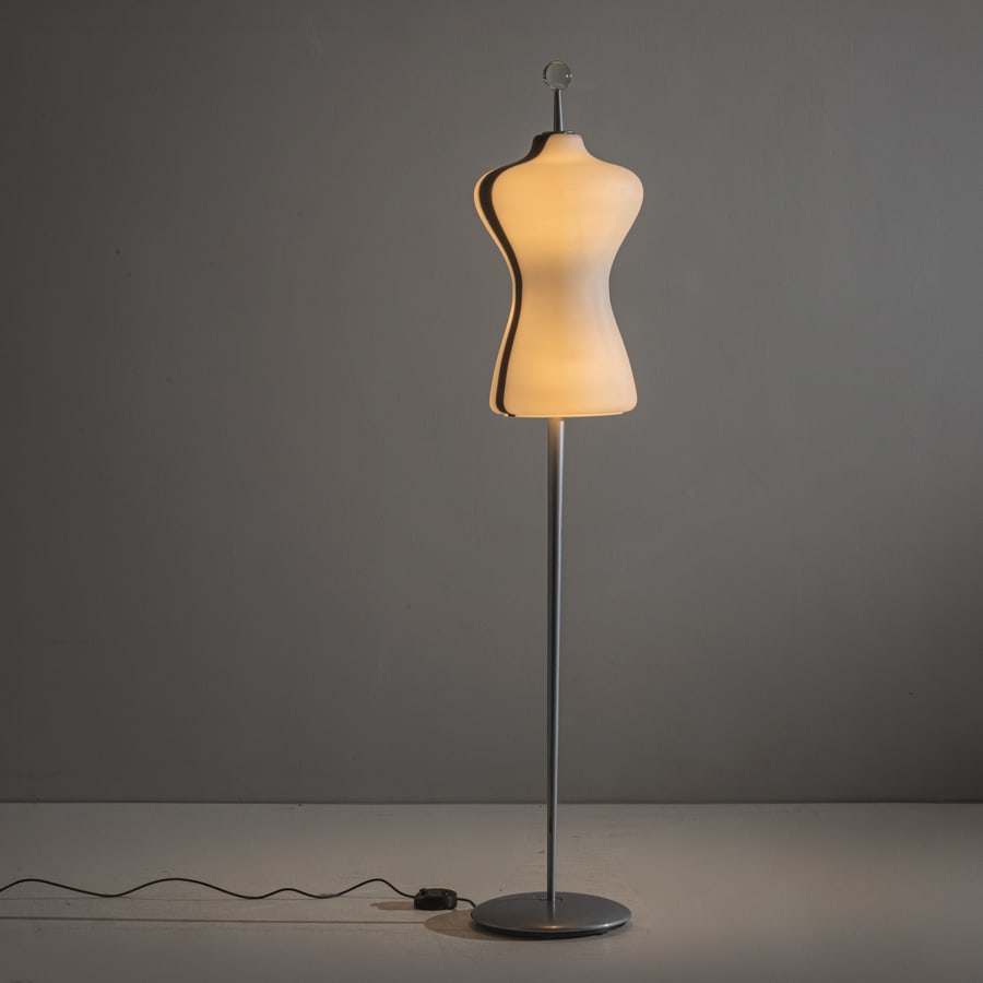 CARLO NASON: Lampada da terra mod. Marilyn. Metallo verniciato, vetro soffiato. Produzione A. V. Mazzega anni '90. cm 182x35x54 A FLOOR LAMP BY C. NASON Buone condizioni generali. Piccole righe, leggeri graffi,