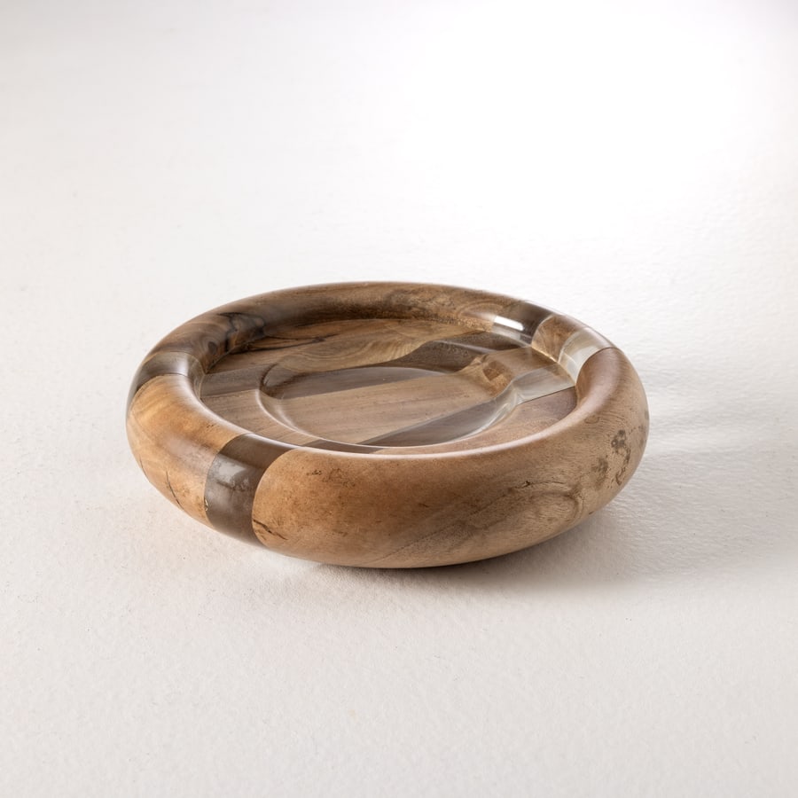 MARZIO CECCHI: Centrotavola. Legno di noce tornito, resina, plexiglass. Italia anni '80. Firma a fuoco sotto la base. cm 5x diametro 20.. A CENTERPECE BY M. CECCHI Condizioni molto buone, piccole righe e segni
