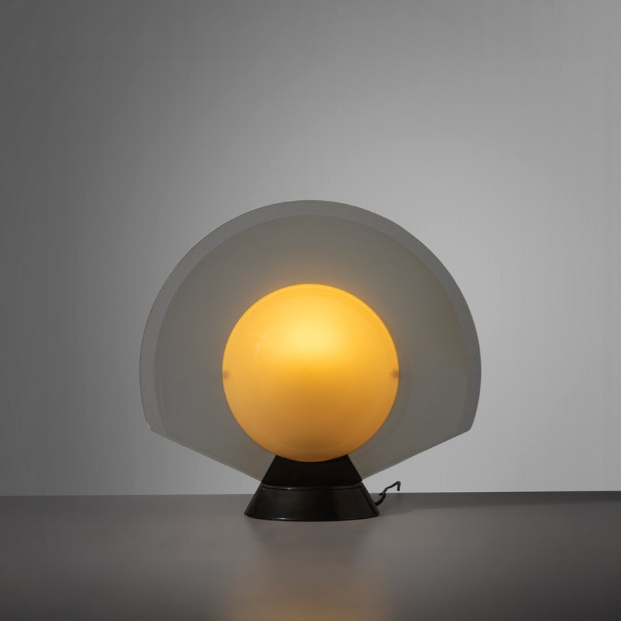 PIER GIUSEPPE RAMELLA: Lampada da tavolo mod. Tikal. Metallo verniciato, vetro opalino, plastica. Produzione Arteluce 1982 ca. Marchio del produttore sotto la base cm 45x48x20 A TABLE LAMP BY P. G. RAMELLA Buone condizioni