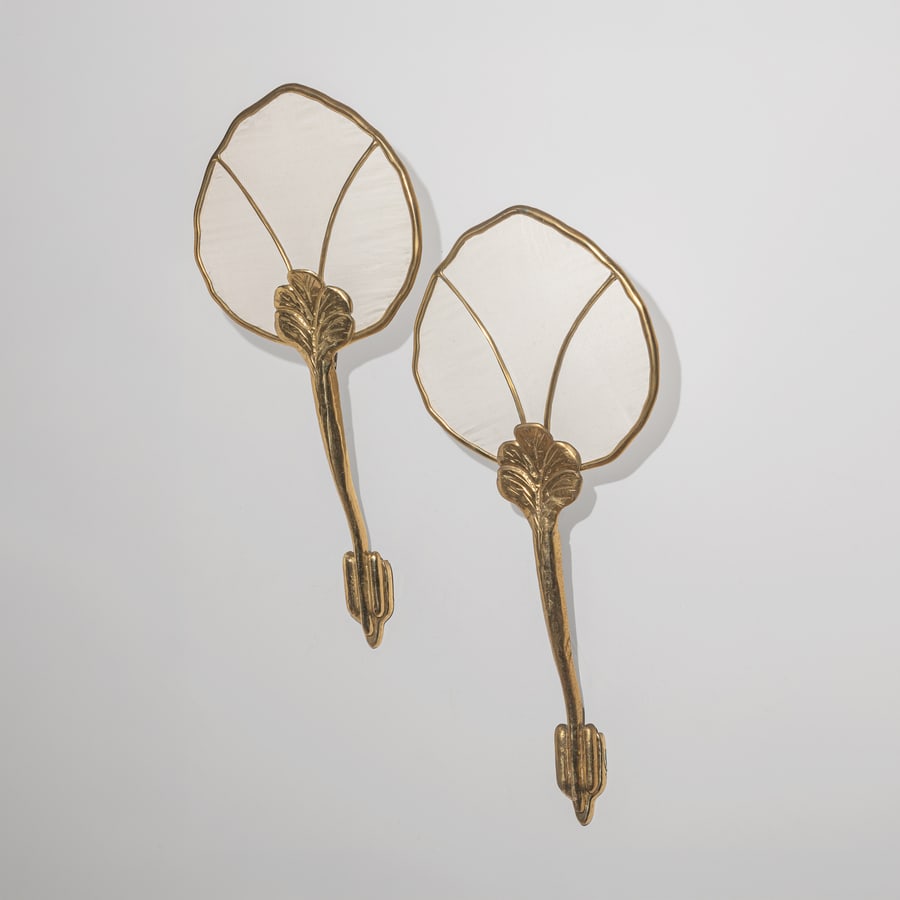 STUDIO SMANIA: Due lampade da parete. Fusione di ottone, tessuto elasticizzato. Italia anni '90. cm 88x42x12 A PAIR OF WALL LIGHTS BY STUDIO SMANIA Buone condizioni generali. Piccole righe, leggeri graffi, normali s