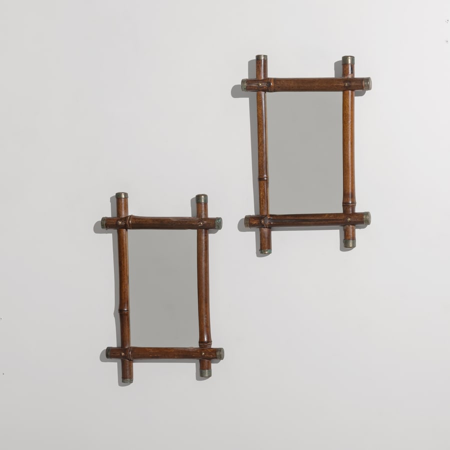 MANIFATTURA ITALIANA: Coppia di specchi da parete. Metallo nichelato, legno tornito, vetro specchiato. Italia anni '60. cm 38x24x3 A PAIR OF ITALIAN MIRRORS Condizioni molto buone. Segni di usura, piccole righe,