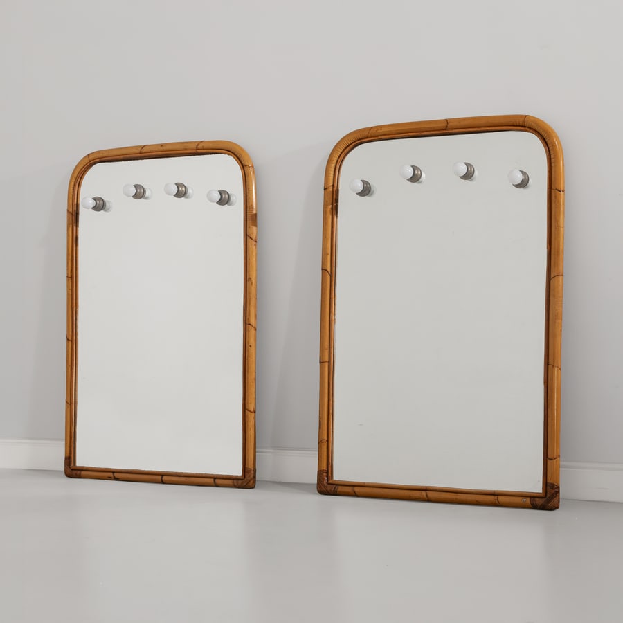 MANIFATTURA ITALIANA: Due specchi. Bambù, ottone, cristallo specchiato. Italia anni '70. cm 121x81x5 A PAIR OF ITALIAN WALL MIRRORS Buone condizioni generali. Piccole righe, leggeri graffi, normali segni di usura.