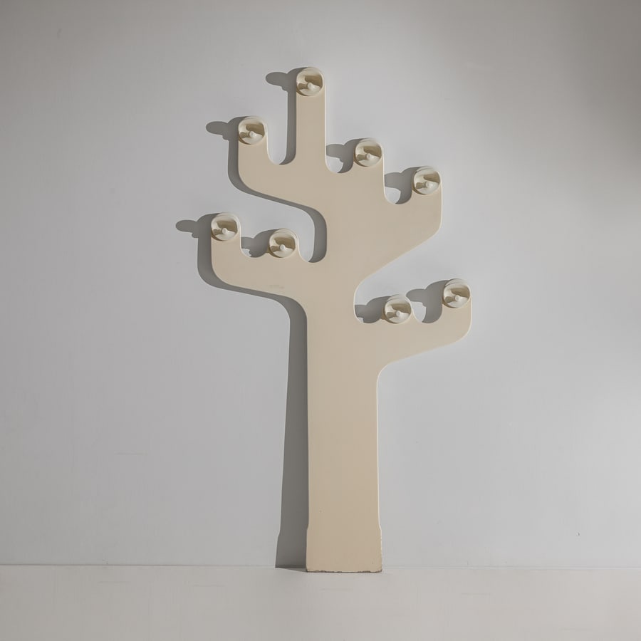OLAF VON BOHR: Appendiabiti mod. Cactus. Legno laccato, plastica stampata. Produzione Kartel anni '60. cm 185x97x9 A COAT HANGER BY O. VON BOHR Buone condizioni generali. Piccole righe, leggeri graffi, normali