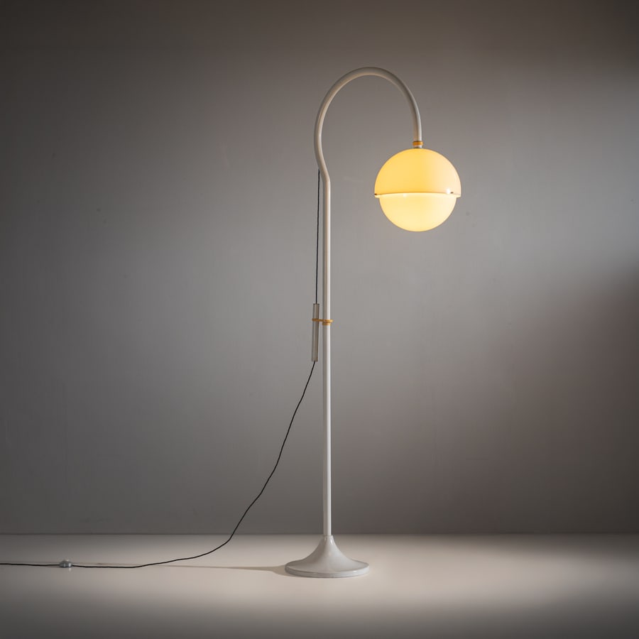 LUIGI BANDINI BUTI: Lampada da terra con saliscendi mod. 4021. Metallo verniciato, metacrilato opalino. Produzione Kartell, 1965 ca. cm 227x90x35 A FLOOR LAMP BY L. BANDINI BUTI G. Gramigna, Repertorio 1950-80,