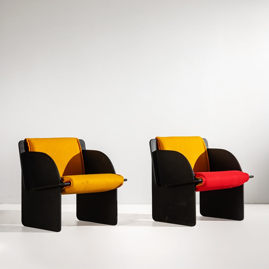 MANIFATTURA ITALIANA: Coppia poltrone. Materiale plastico, tessuto imbottito. Italia anni '80. cm 70x65x61 A PAIR OF ITALIAN ARMCHAIRS Buone condizioni generali. Piccole righe, leggeri graffi, normali segni dovuti all'uso