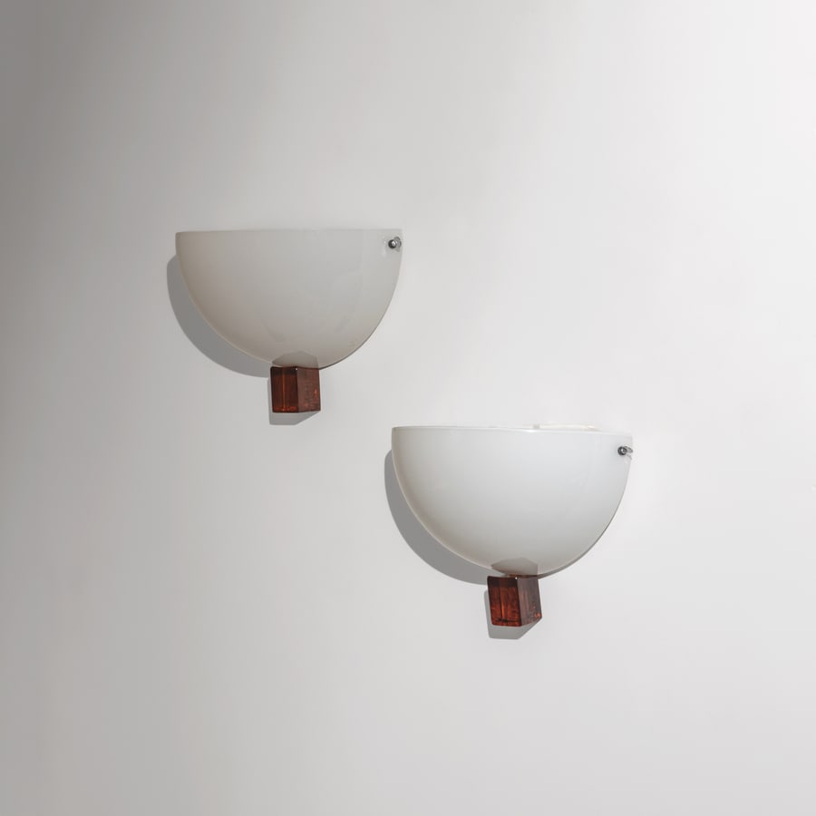 VENINI: Coppia di lampade da parete mod. Victoria. Metallo verniciato, vetro curvato e stampato, vetro massiccio. Produzione Venini anni '80. cm 21x30x15 ca A PAIR OF WALL LIGHTS BY VENINI Buone condizioni ge