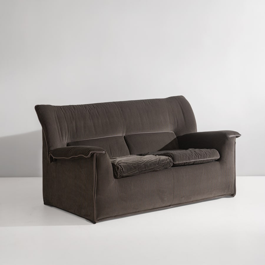 AFRA & TOBIA SCARPA: Divano mod. Lauriana. Metallo, abs, tessuto imbottito. Produzione B&B Italia anni '70. Etichetta del produttore. cm 84x164x84 A SETTEE BY A. & T. SCARPA Condizioni generali molto buone. Piccole