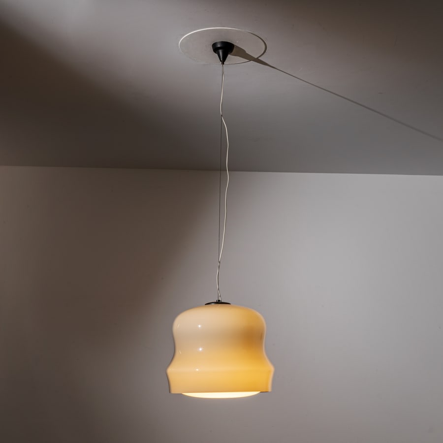 GINO SARFATTI: Lampada a sospensione mod. 2114. Vetro, vetro opalino. Produzione Arteluce anni '60. cm 90x43x43 A CEILING LIGHT BY G. SARFATTI Buone condizioni generali. Piccole righe, leggeri graffi, normali segni 