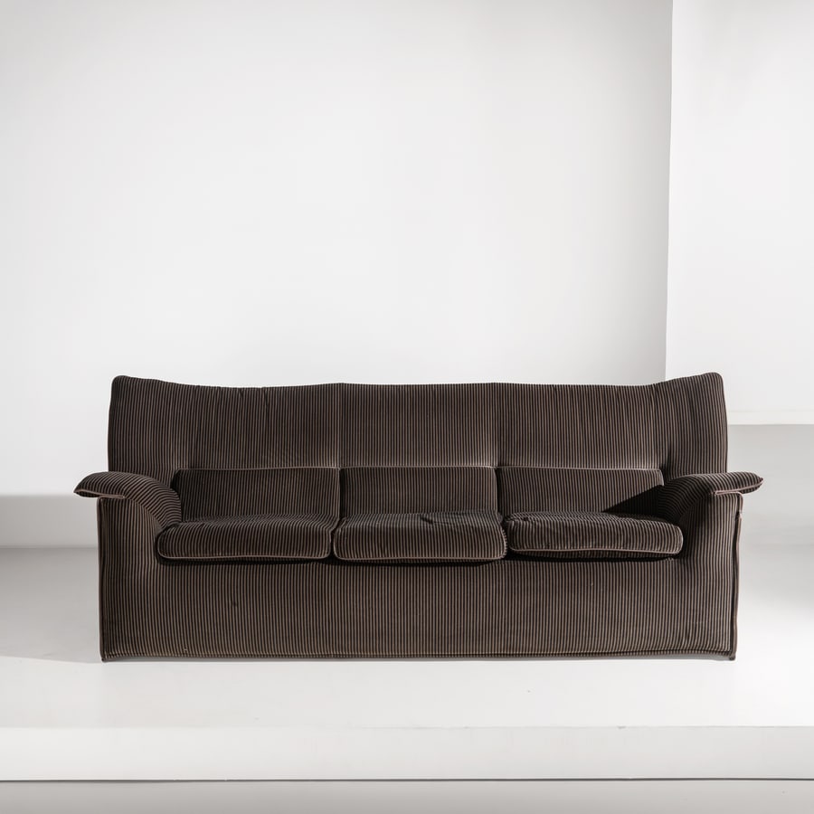 AFRA & TOBIA SCARPA: Divano mod. Lauriana. Metallo, abs, tessuto imbottito. Produzione B&B Italia anni '70. Etichetta del produttore. cm 84x215x84 A SETTEE BY A. & T. SCARPA Condizioni generali. molto buone. Piccole