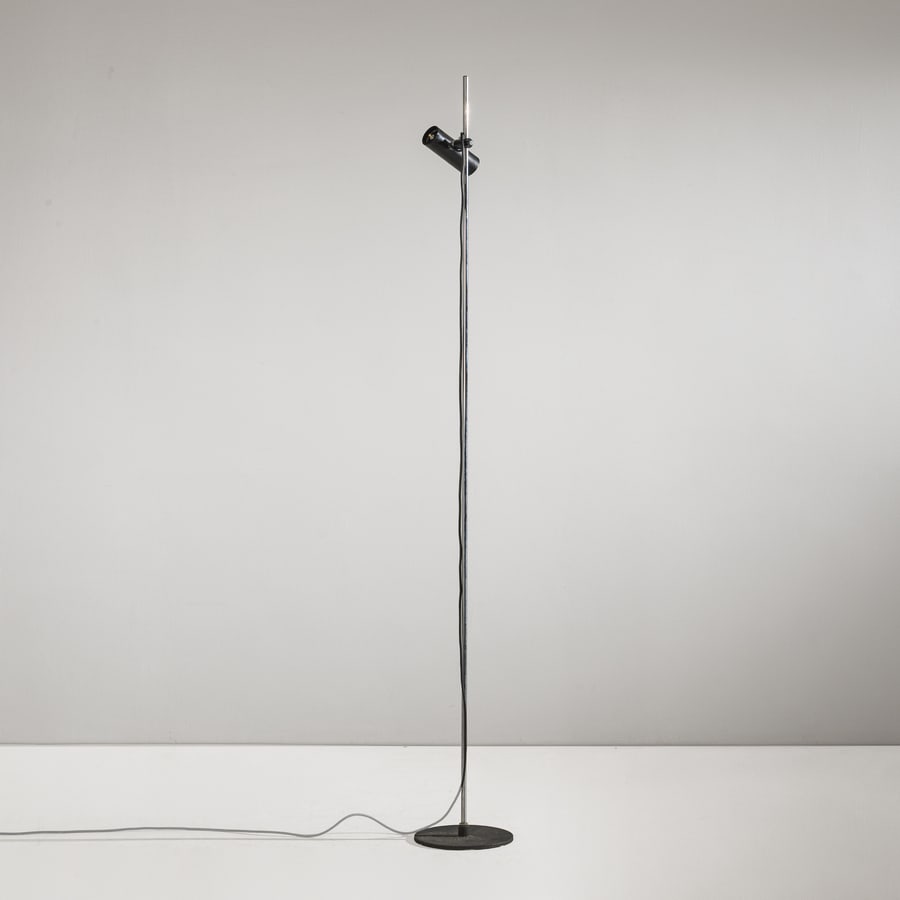 GINO SARFATTI: Lampada da terra mod. 1055/SP. Metallo cromato, ghisa laccata, alluminio verniciato. Produzione Arteluce, 1955 ca. cm 190x25x25 A FLOOR LAMP BY G. SARFATTI M. Romanelli, S. Severi, Gino Sarfatti