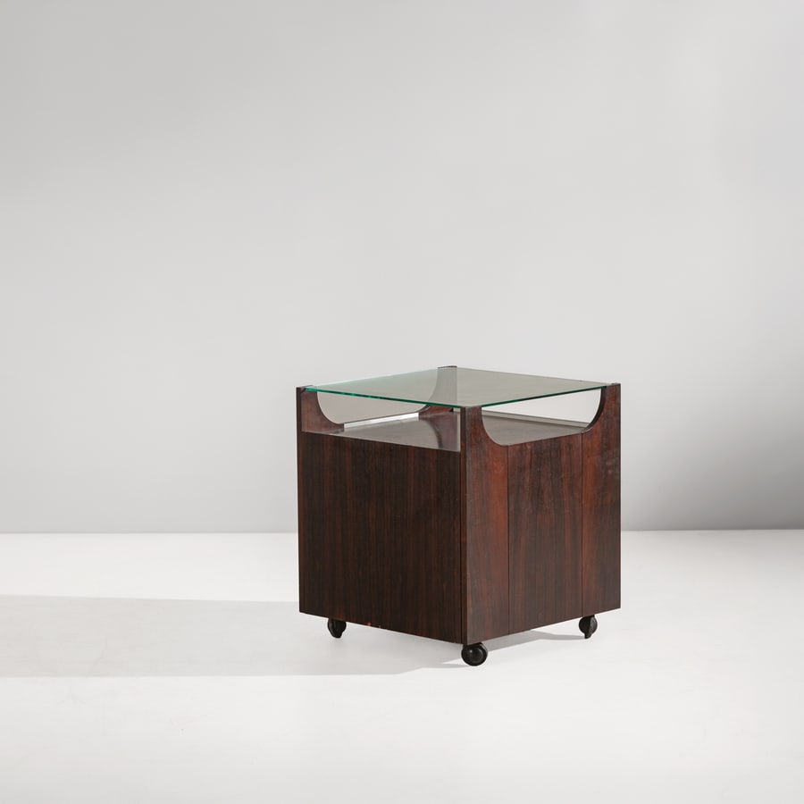 BRUNO MUNARI: Carrello mod. Cubovo. Legno, cristallo molato, laminato plastico. Produzione Stildomus anni '60. cm 56x50x50 A TROLLEY BY B. MUNARI Buone condizioni generali. Piccole righe, leggeri graffi, normali