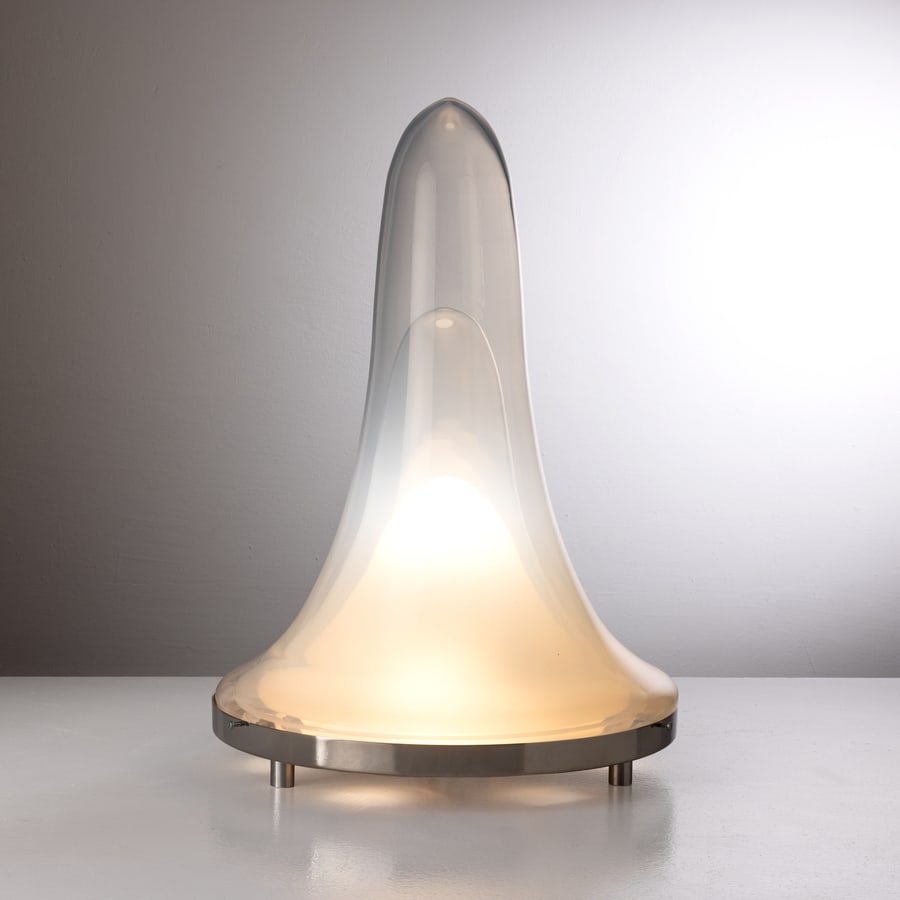 CASRLO NASON: Lampada da tavolo mod. LS144. Metallo cromato, vetro iridescente soffiato. Italia anni '90. cm 65x40x40 ca A TABLE LAMP BY C. NASON Buone condizioni generali. Piccole righe, leggeri graffi, normali se