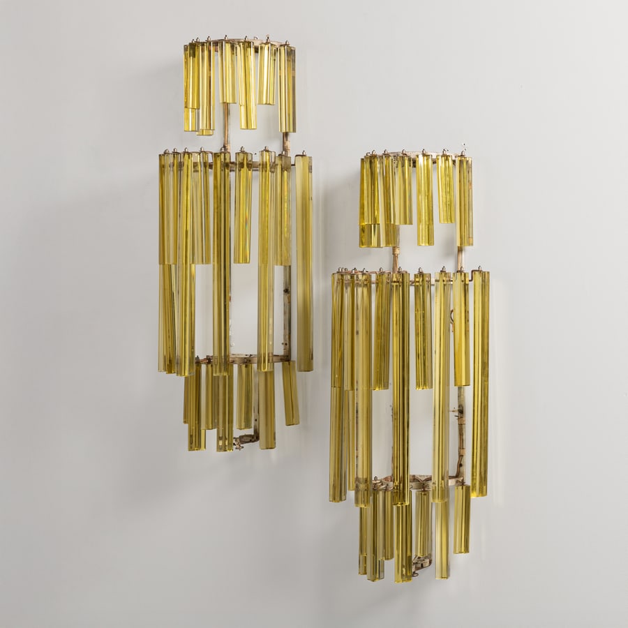 VENINI: Coppia di lampade da parete. Metallo verniciato, vetri trilobo. Produzione Venini anni '50. cm 95,5x37x19 A PAIR OF WALL LIGHTS BY VENINI Buone condizioni generali. Piccole righe, leggeri graffi, norm