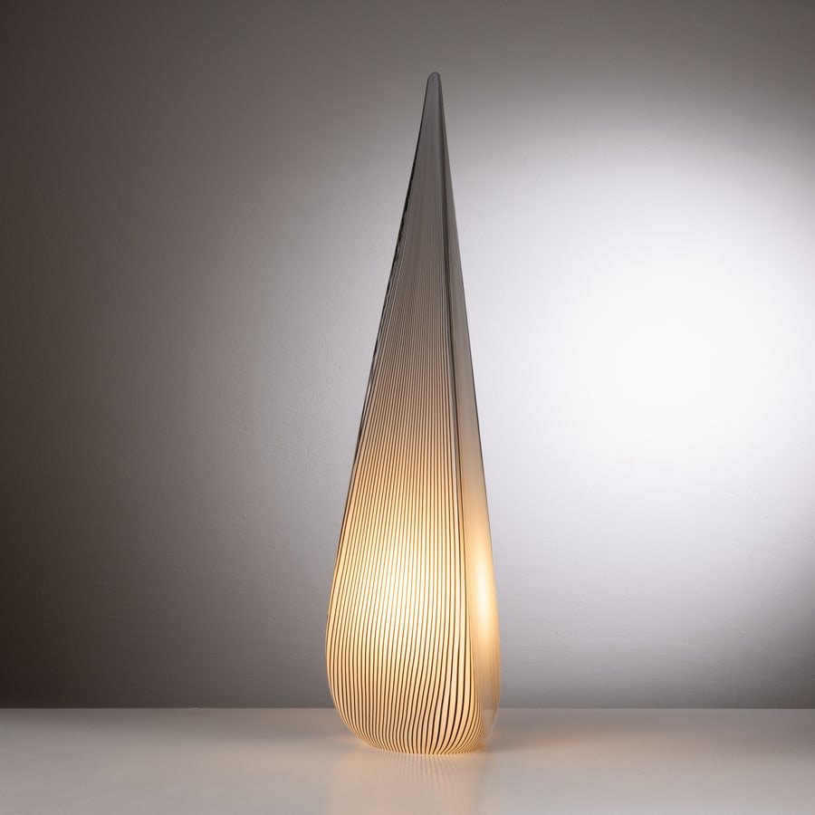 LINO TAGLIAPIETRA (ATTRIB. A): Lampada da tavolo. Vetro a canne lavorato a caldo. Murano, anni '80. cm 74x19x21 A TABLE LAMP ATTRIBUTED TO L. TAGLIAPIETRA Condizioni molto buone. Righe, segni di usura. Lieve ossidazione. Possibili 
