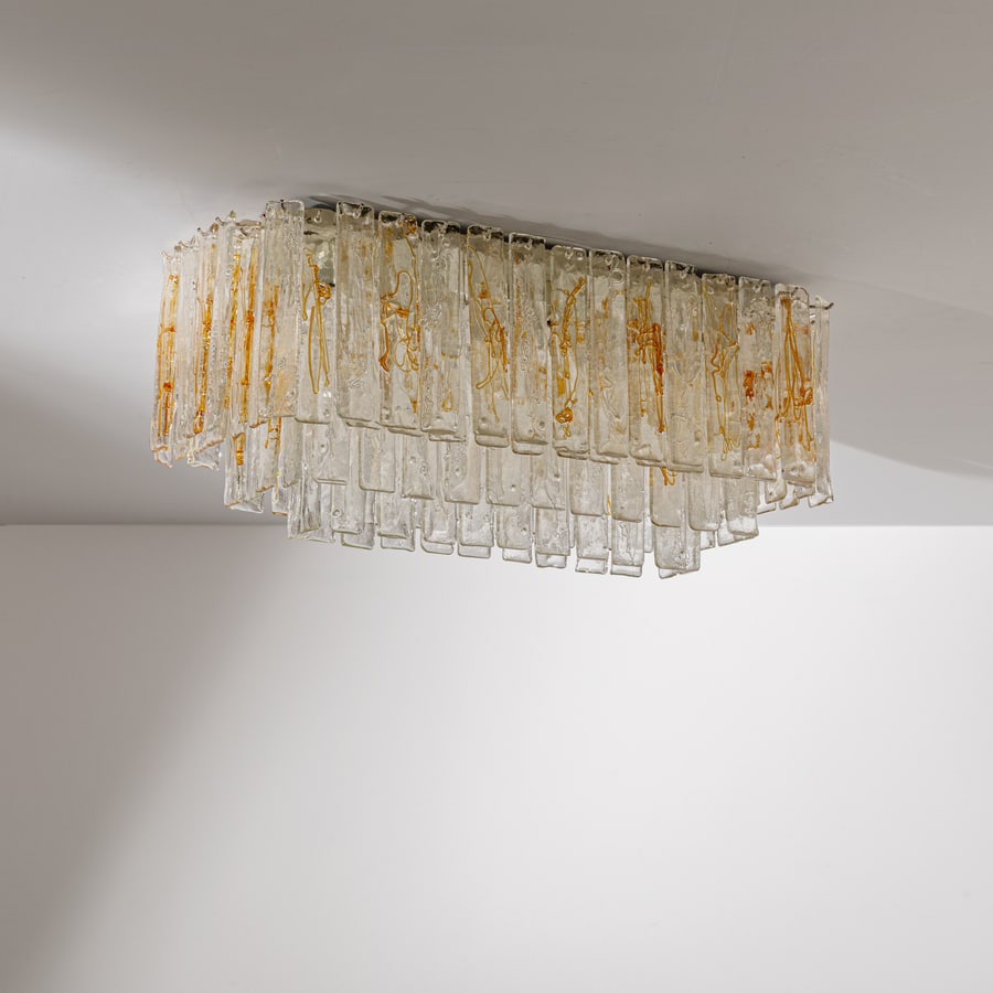 MANIFATTURA ITALIANA: Lampada a sospensione. Metallo verniciato, vetro lavorato a caldo. Italia anni '70. cm 40x90x45 AN ITALIAN CEILING LAMP Buone condizioni. Piccole righe, normali segni di usura, lieve ossidazione. Tras