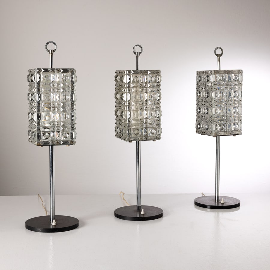 MANIFATTURA ITALIANA: Tre lampade da tavolo. Ghisa verniciato, metallo cromato, cristallo molato. Italia anni '60 cm 63x18x18 THREE ITALIAN TABLE LAMPS Condizioni molto buone. Righe, segni di usura. Lieve ossidazione.