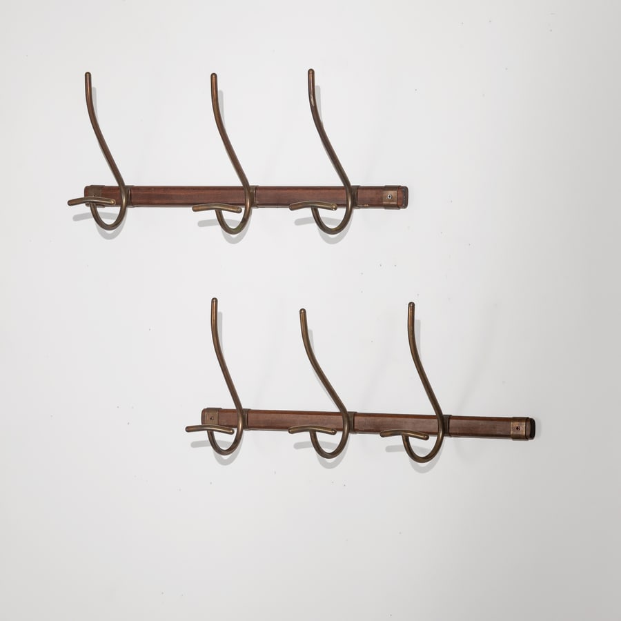 LUIGI CACCIA DOMINIONI: Due appendiabiti. Legno di teak, ottone. Produzione Azucena, fine anni '50. cm 29x70x16 TWO COAT-HANGERS BY L. CACCIA DOMINIONI Buone condizioni generali. Piccole righe, leggeri graffi, normali segni