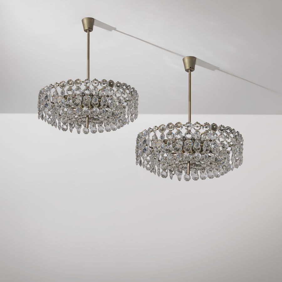 STILNOVO: Coppia di lampade a sospensione. Metallo cromato, vetro molato. Produzione Stilnovo anni '60. Decalcomania del produttore. cm 65x55x55 A PAIR OF CEILING LAMPS BY STILNOVO Buone condizioni generali.