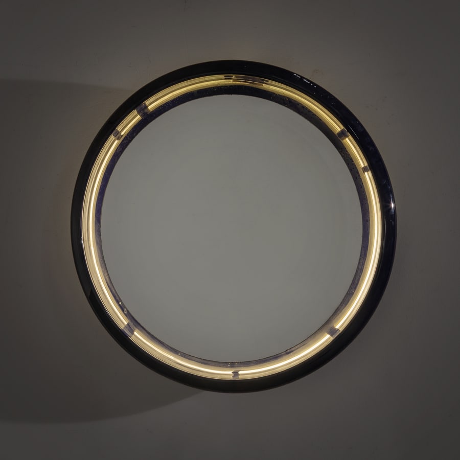 MANIFATTURA ITALIANA: Specchio retroilluminato. Ceramica smaltata, cristallo specchiato. Italia anni '60. diametro cm 68 prof cm 8 ca. AN ITALIAN ILLUMINATED MIRROR Buone condizioni generali. Piccole righe, leggeri