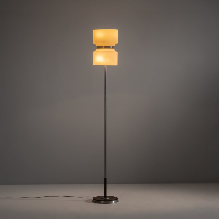 OSCAR TORLASCO: Lampada da terra. Metallo nichelato, vetro olapino satinato, metallo verniciato. Produzione Lumi, Milano anni '60. cm 176x25x25 A FLOOR LAMP BY O. TORLASCO Buone condizioni generali. Piccole righe, le