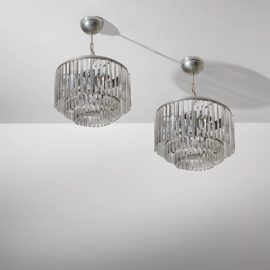STILNOVO: Coppia di lampade a sospensione. Metallo cromato, vetro molato. Produzione Stilnovo anni '60. Decalcomania del produttore. cm 65x55x55 A PAIR OF CEILING LAMPS BY STILNOVO Buone condizioni generali. Pi
