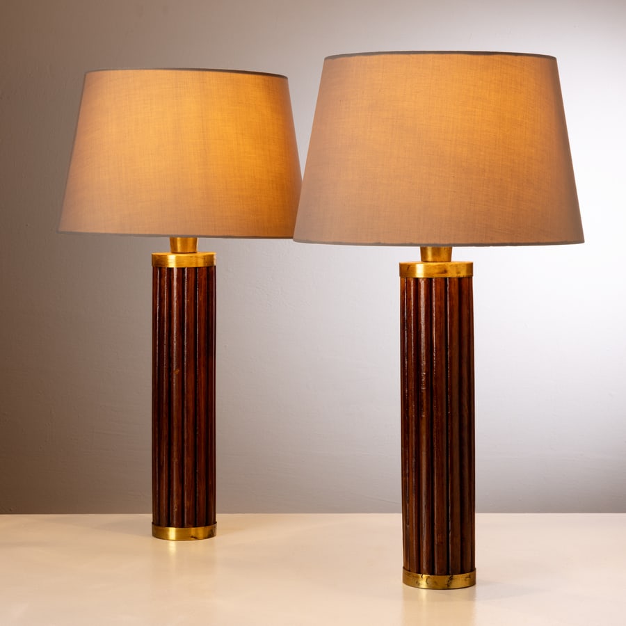 MANIFATTURA ITALIANA: Coppia di lampade da tavolo. Legno, ottone. Italia anni '60 cm 50x8,5x8,5 ca A PAIR OF ITALIAN TABLE LAMPS Buone condizioni. Righe, graffi segni d'usura, ossidazione, piccole mancanze alla vernice,