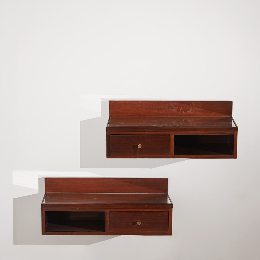 MANIFATTURA ITALIANA: Due grandi comodini pensili. Legno lamellare impiallacciato in legno esotico, cristallo specchiato, ottone. Italia anni '60. cm 28x75x35 TWO ITALIAN LARGE HANGING BEDSIDE TABLES Buone condizioni