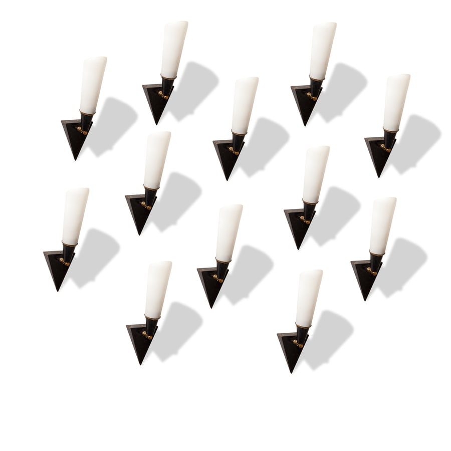 MANIFATTURA ITALIANA: Dodici lampade da parete. Alluminio verniciato, ottone, vetro opalino satinato. Italia anni '50. cm 29x8,5x10 TWELVE ITALIAN WALL LAMPS Buone condizioni generali. Piccole righe, leggeri graffi,