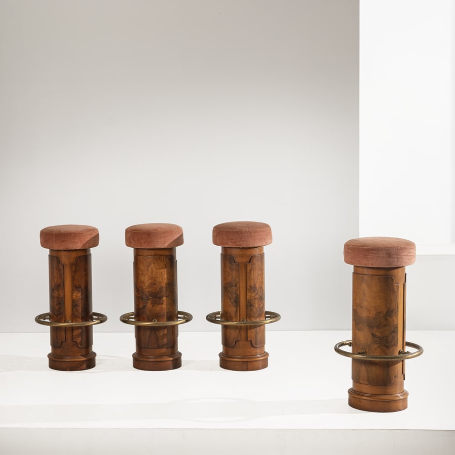 MANIFATTURA ITALIANA: Quattro sgabelli. Legno, ottone, tessuto imbottito. Italia anni '50. cm 86x50x50 FOUR ITALIAN STOOLS Buone condizioni generali. Piccole righe, leggeri graffi, normali segni di usura. Ottone in patina.