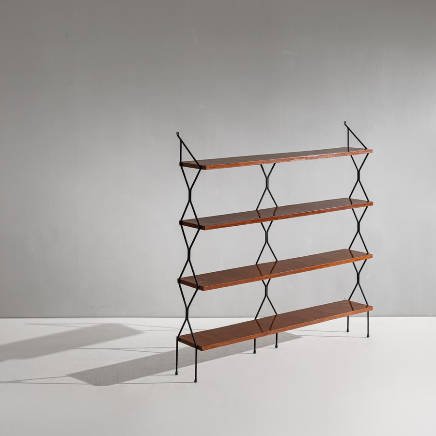 I.S.A: Etagere. Metallo verniciato, legno. Produzione I.S.A anni '50. cm 141x142,5x25 A BOOKCASE BY I.S.A Buone condizioni generali. Piccole righe, leggeri graffi, normali segni di usura. Vernice in patina.