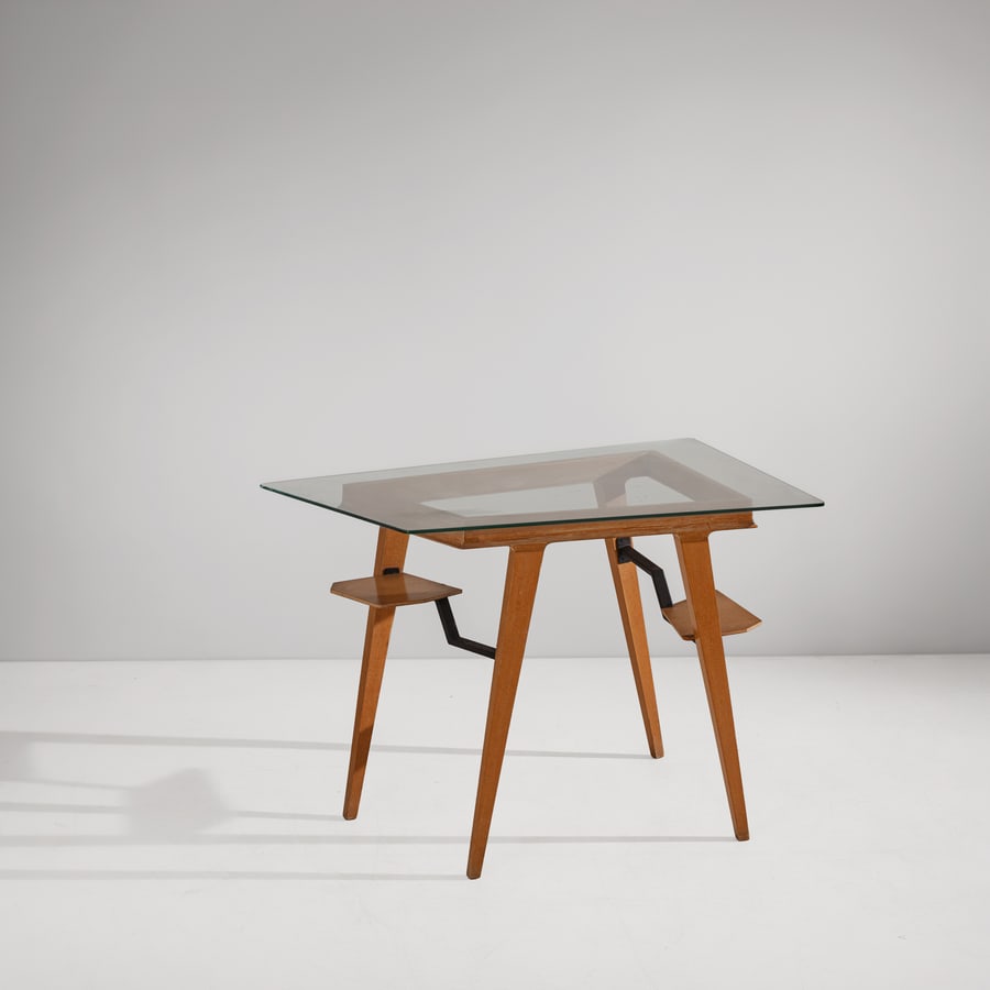 MELCHIORRE BEGA (ATTRIB. A): Scrittoio. Legno di frassino, metallo verniciato, cristallo molato. Italia anni '50. cm 79x131x95 ca A DESK ATTRIBUTED TO M. BEGA Buone condizioni generali. Piccole righe, leggeri graffi, normali