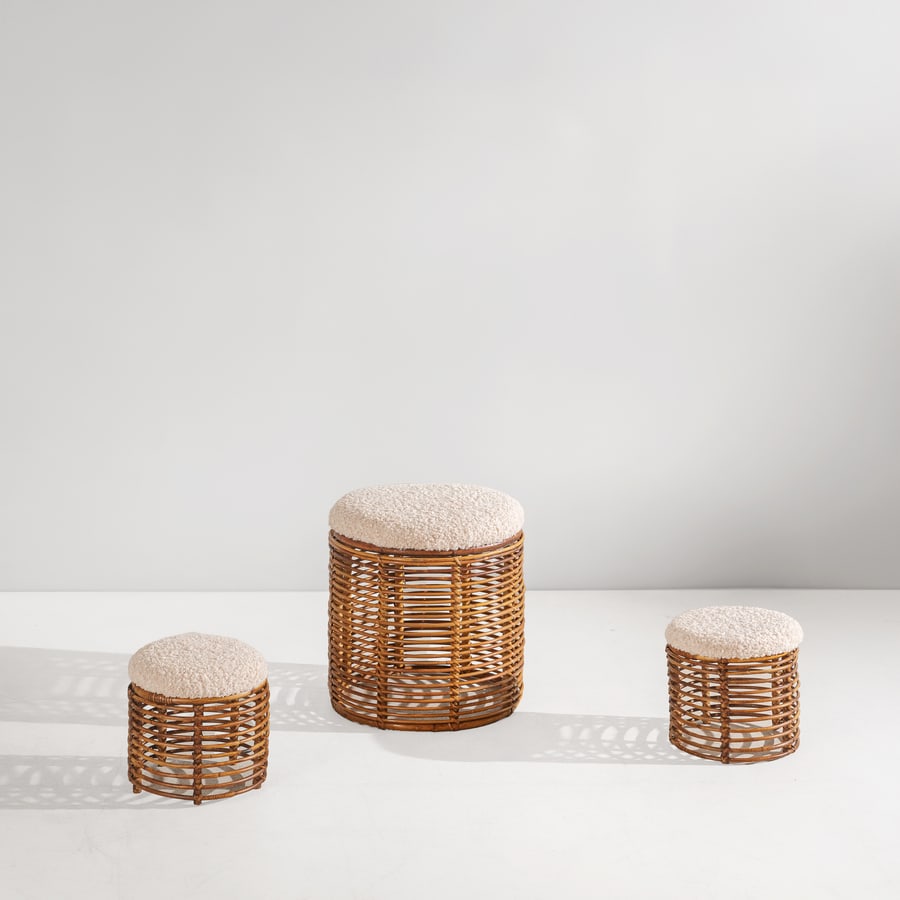 TITO AGNOLI (ATTRIB. A): Tre sgabelli. Canna d'India, tessuto imbottito. Italia anni '60. cm 30x30x30; cm 50x50x50 THREE STOOLS ATTRIBUTED TO T. AGNOLI Buone condizioni generali. Piccole righe, leggeri graffi, normali segni
