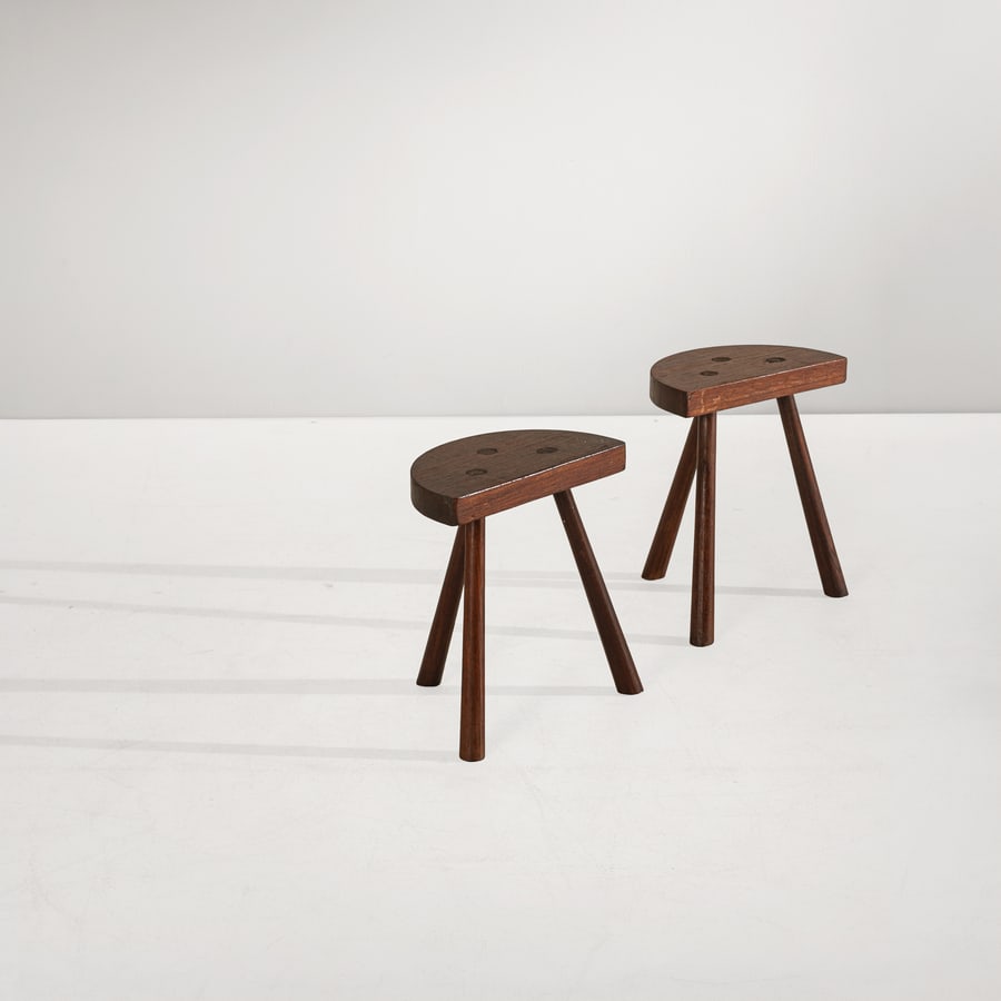 MANIFATTURA ITALIANA: Coppia di sgabelli. Legno massello intagliato. Italia anni '50 cm 37x30x22 A PAIR OF ITALIAN STOOLS Buone condizioni generali. Piccole righe, leggeri graffi, normali segni di usura.