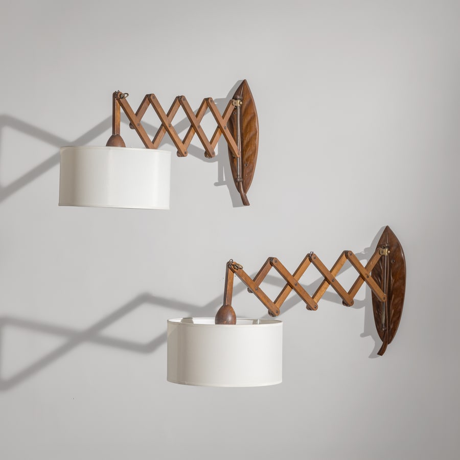 MANIFATTURA ITALIANA: Coppia di lampade estensibili. Legno di noce lavorato, tessuto, ottone. Italia, anni '40 massima estensione con diffusore cm 74x35 altezza diametro diffusore cm 28 A PAIR OF ITALIAN WALL LAMPS Buone