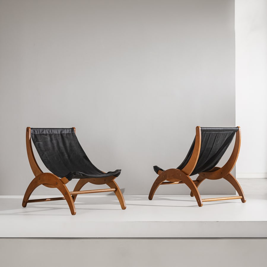 MANIFATTURA ITALIANA: Coppia di poltrone. Legno lamellare tinto, pelle. Italia anni '60. cm 88x68x93 A PAIR OF ITALIAN ARMCHAIRS Buone condizioni generali. Piccole righe, leggeri graffi, normali segni di usura. Piccole