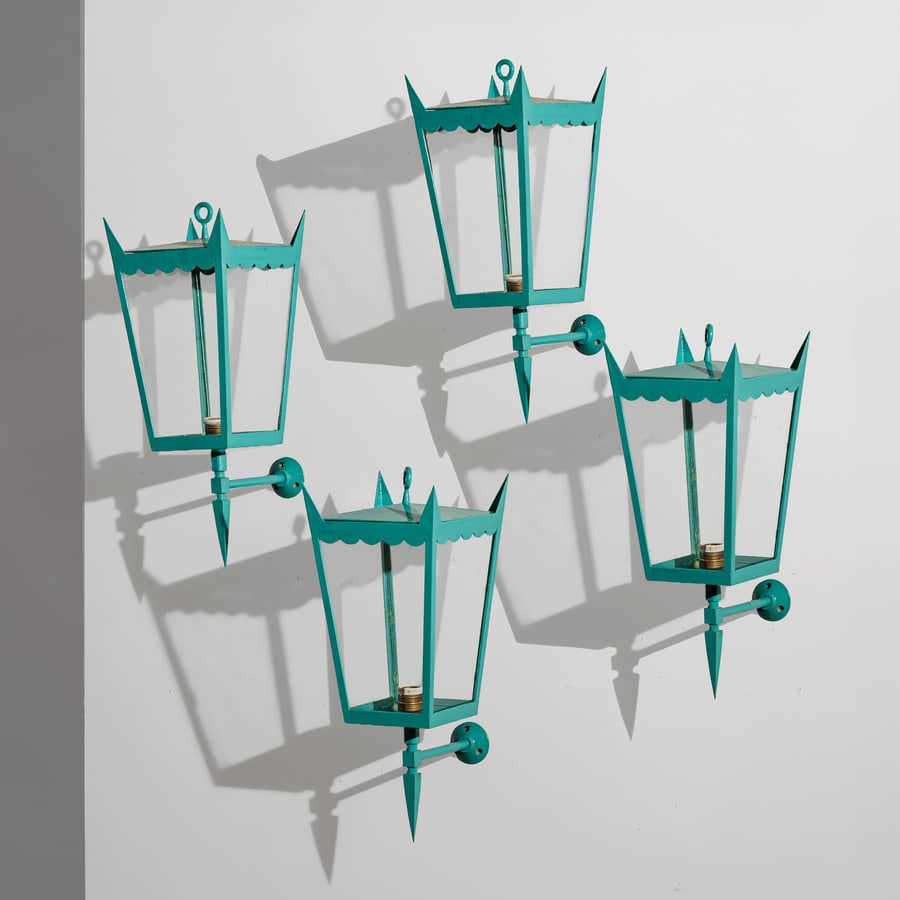 CASA & GIARDINO (ATTRIB. A): Quattro lanterne da parete. Metallo verniciato, vetro molato. Italia anni '40. cm 52x21z30 FOUR WALL LIGHTS ATTRIBUTED TO CASA & GIARDINO Buone condizioni generali. Piccole righe, leggeri graffi,