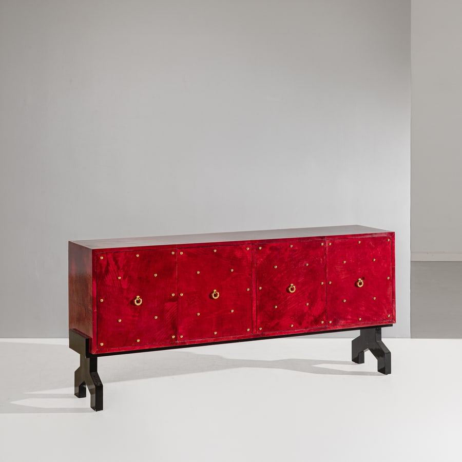 MANIFATTURA ITALIANA: Credenza. Legno laccato, ottone, papier; maché . Italia XXI secolo. cm 97x214x50 AN ITALIAN SIDEABOARD Condizioni molto buone. righe, graffi, segni d'usura, lievi aloni, piccolissime mancanze.