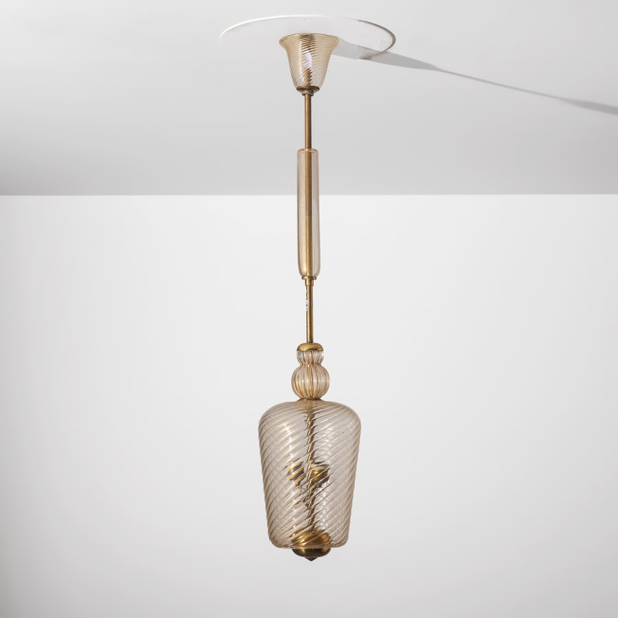 SEGUSO (ATTRIB. A): Lampada a sospensione. Ottone, vetro cordonato lumeggiato oro, vetro soffiato. Produzione Seguso vetri d'Arte, Murano, anni 50. cm 105x21 ca. A CEILING LAMP ATTRIBUTED TO SEGUSO Condizioni molto