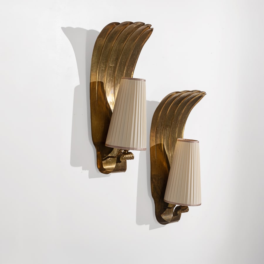 MANIFATTURA ITAIANA: Coppia di lampade da parete. Ottone sbalzato, metallo e tessuto. Italia anni '50. cm 60x31x20 ca A PAIR OF ITALIAN WALL LAMPS Buone condizioni. Graffi e ossidazione dell'ottone. Paralumi in tessuto