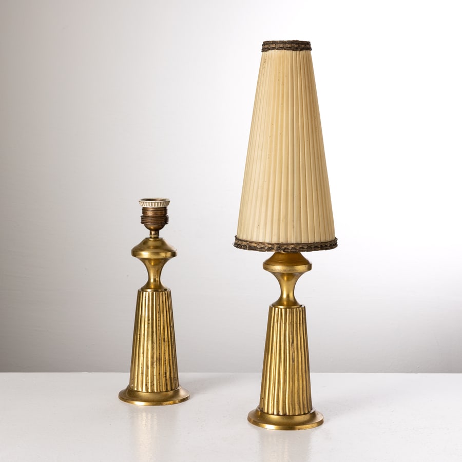 MANIFATTURA FRANCESE: Due lampade da tavolo. Fusione di ottone, tessuto. Francia, anni '30. senza paralume cm 25x10x10 A PAIR OF FRENCH TABLE LAMPS Buone condizioni generali: Lieve ossidazione, graffi, segni d'usura.