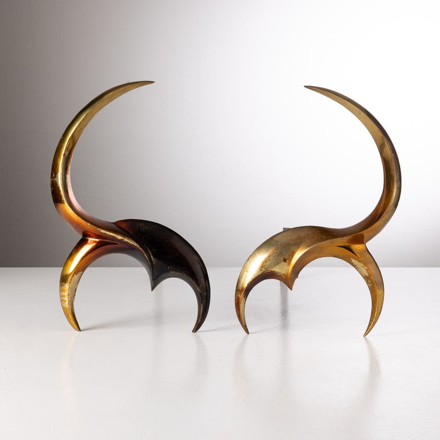 MANIFATTURA ITALIANA: Coppia di alari. Ottone e ferro. Italia, anni 60 CM 38X25X46 Buone condizioni. Ferro con segni di ruggine superficiale, ottone con presenza di ossidazione ed aloni dovuti a calore.
