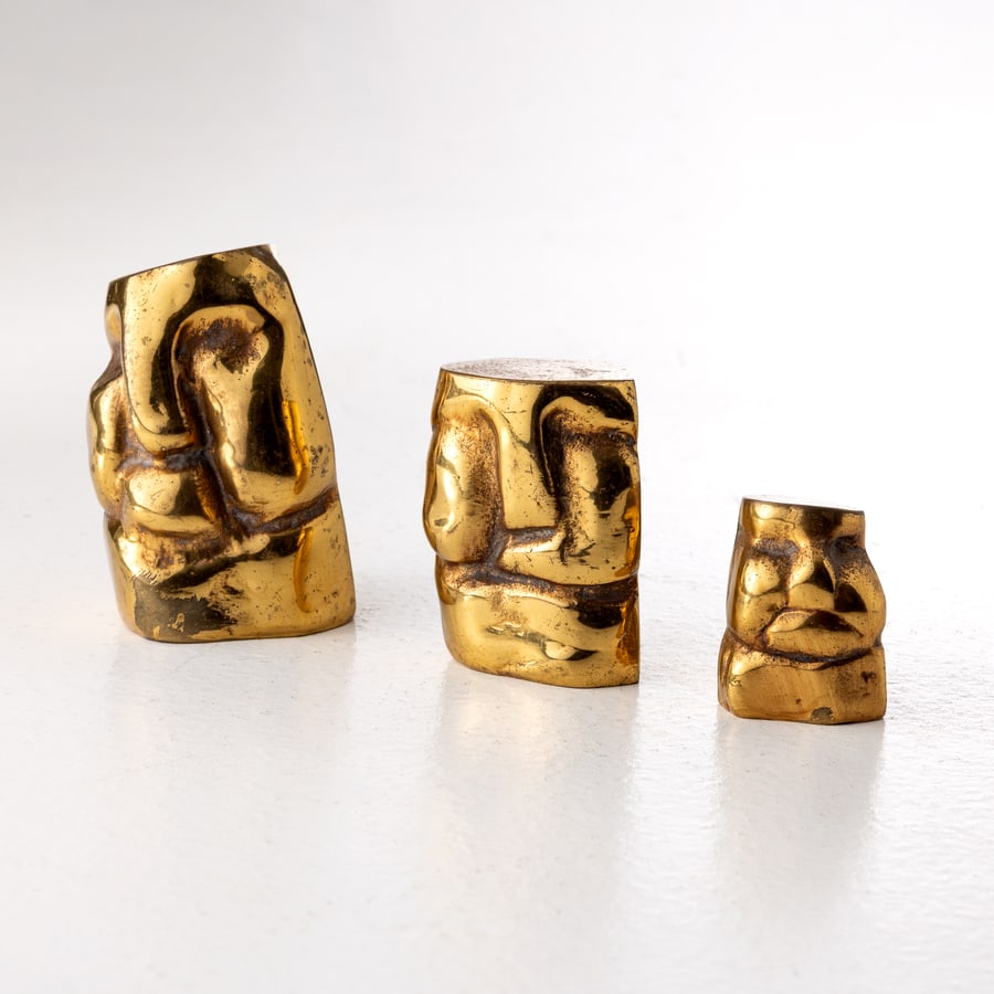 LUIGI BROGGI (EDITORE): Tre sculture ; fermacarte. Fusione in bronzo dorato. Esecuzione Broggi, Italia 1977. Sul retro di una 'X Luigi Broggi Cantù 1977'. cm 9x5x6, cm 7x4x3 4,5x4x3 ca. THREE SCULPTURES EDITED BY L.