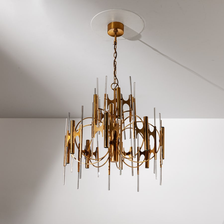 GAETANO SCIOLARI: Lampada a sospensione. Metallo dorato, vetro molato. Produzione Sciolari anni '70. Etichetta del produttore cm 110x60x60 A CEILING LAMP BY G. SCIOLARI Buone condizioni generali. Piccole righe,