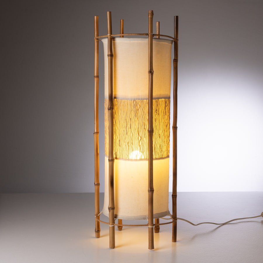 LOUIS SOGNOT (ATTRIB. A): Lampada da tavolo. Canna d'India, metallo, tessuto di lino e canapa. Francia anni '60. altezza cm 70, diametro cm 25 ca A TABLE LAMP ATTRIBUTED TO L. SOGNOT Buone condizioni. Piccole righe, segni di
