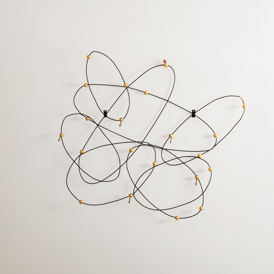 MANIFATTURA ITALIANA: Appendi abiti spazialista. Tondino metallico verniciato, ottone. Italia anni '60. cm 140x114 AN ITALIAN SPAZIALISTA COAT HANGER Buone condizioni generali. Piccole righe, leggeri graffi, normali segni