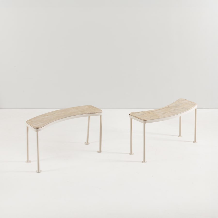 MANIFATTURA ITALIANA: Coppia di tavolini. Metallo smaltato, travertino. Italia anni '70 cm 43,5x77x31,5 ca A PAIR OF ITALIAN OCCASIONAL TABLES Buone condizioni generali. Piccole righe, leggeri graffi, normali segni dovuti