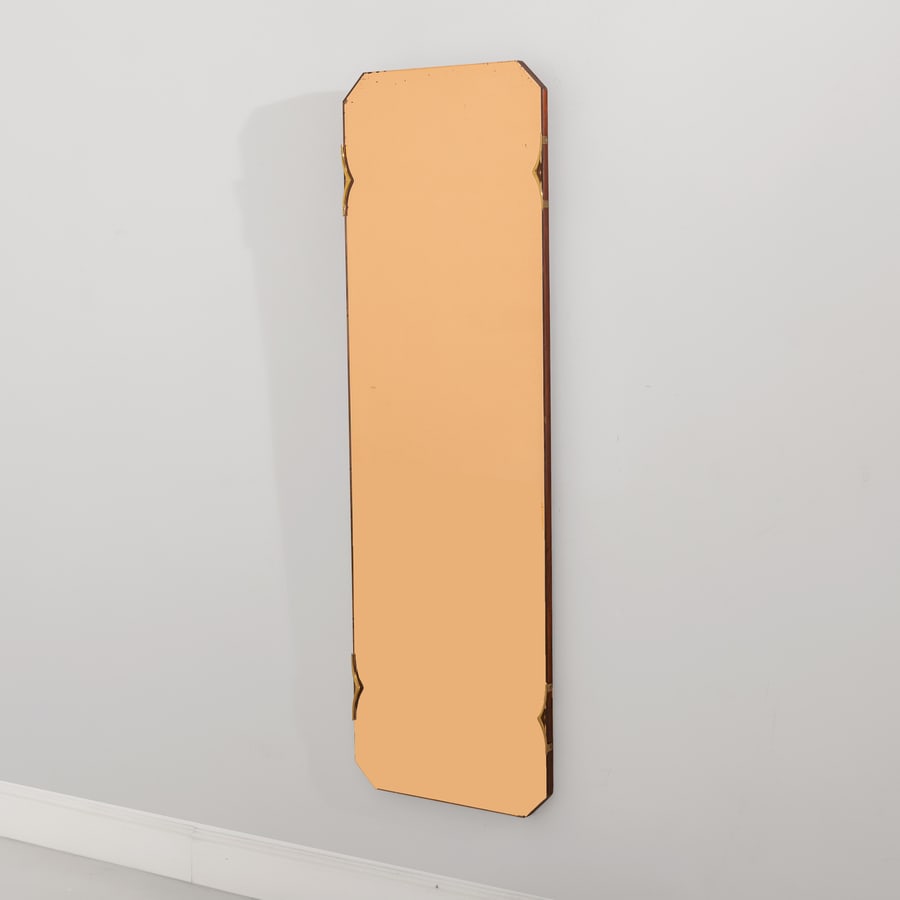 MANIFATTURA ITALIANA: Specchio. Legno, ottone, cristallo colorato e specchiato. Italia anni '50 cm 140x45 AN ITALIAN MIRROR Buone condizioni generali. Piccole righe, leggeri graffi, normali segni di usura. Piccole