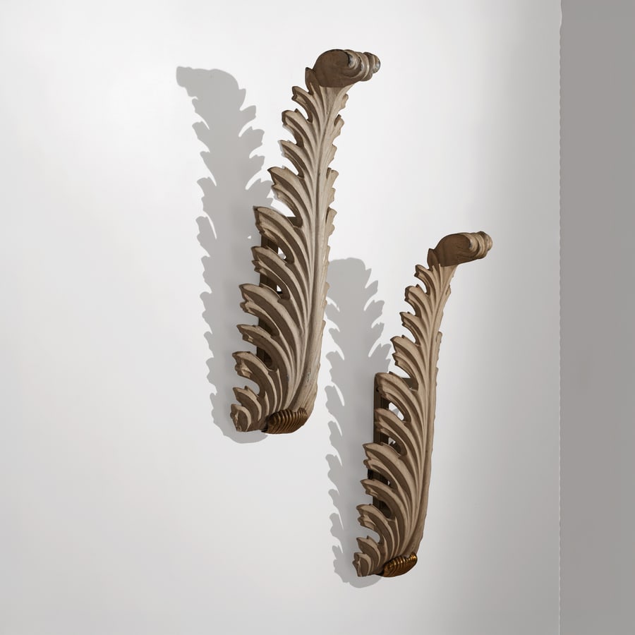 OSVALDO BORSANI: Coppia di lampade da parete. Fusione di alluminio verniciato, ottone, alluminio verniciato. Italia anni '40. Marchio ABV impresso. cm 77,5x25x14 A PAIR OF WALL LIGHTS BY O. BORSANI Buone condizioni